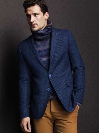 Модный лук: темно-синий пиджак, темно-синяя водолазка, коричневые брюки чинос