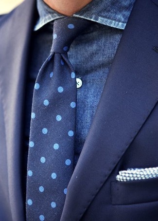 С чем носить темно-синюю классическую рубашку из шамбре мужчине в теплую погоду: Темно-синяя классическая рубашка из шамбре в сочетании с темно-синим пиджаком поможет создать модный и мужественный лук.