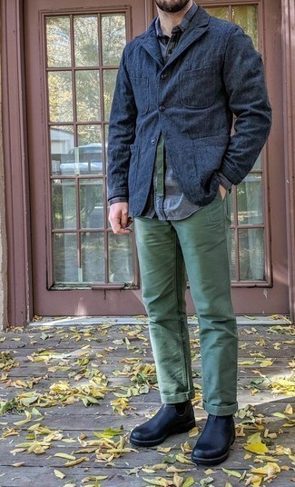 С чем носить темно-синий джинсовый пиджак мужчине: Нравится выглядеть дорого? Тогда образ из темно-синего джинсового пиджака и темно-зеленых брюк чинос для тебя. Не прочь добавить в этот лук нотку классики? Тогда в качестве обуви к этому образу, выбери черные кожаные ботинки челси.