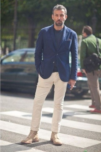 Как носить темно-синий пиджак с светло-коричневыми повседневными ботинками мужчине осень: Темно-синий пиджак и бежевые брюки чинос прекрасно впишутся в любой мужской образ — небрежный повседневный образ или же строгий вечерний. Светло-коричневые повседневные ботинки — прекрасный выбор, чтобы завершить лук. Разумеется, подобное сочетание станет хорошей идеей для пасмурной погоды.