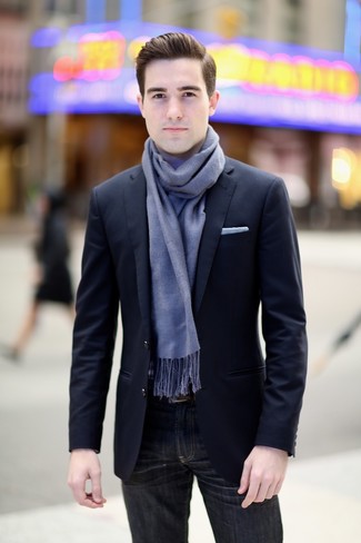 С чем носить бирюзовый шарф мужчине: Если ты делаешь ставку на удобство и практичность, темно-синий пиджак и бирюзовый шарф — хороший выбор для модного мужского лука на каждый день.