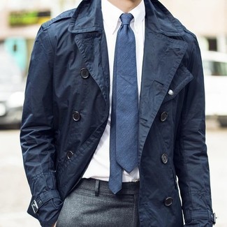 С чем носить синий плащ мужчине: Синий плащ в сочетании с серыми классическими брюками позволит примерить на себя строгий деловой стиль.