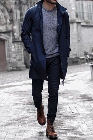 Какие плащи носить с темно-серым свитером с круглым вырезом мужчине: Комбо из темно-синего плаща и черных джинсов позволит составить модный, и в то же время мужественный образ. Весьма уместно здесь смотрятся коричневые кожаные повседневные ботинки.