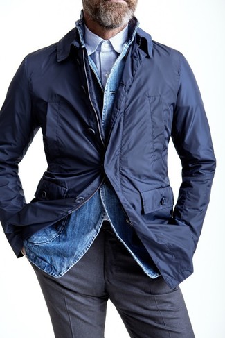 Как носить синий пиджак с серыми классическими брюками мужчине в теплую погоду в деловом стиле: Комбо из синего пиджака и серых классических брюк поможет создать модный и мужественный образ.
