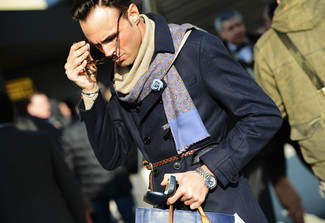 С чем носить темно-сине-красный шарф в 30 лет мужчине в теплую погоду: Если у тебя запланирован насыщенный день, сочетание темно-синего плаща и темно-сине-красного шарфа поможет составить комфортный образ в повседневном стиле.
