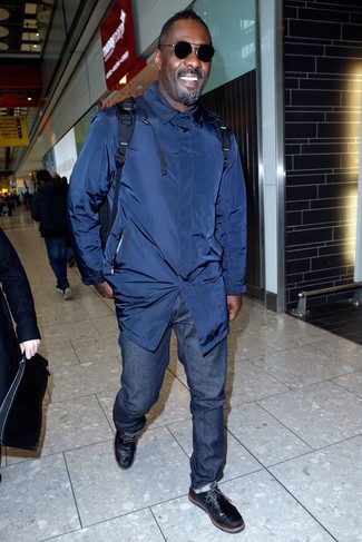 Как Idris Elba носит Темно-синий плащ, Темно-синие джинсы, Черные кожаные ботинки дезерты, Темно-синий рюкзак