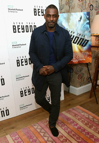 Как Idris Elba носит Темно-синий плащ, Темно-синий свитер с круглым вырезом, Черные брюки чинос, Черные замшевые эспадрильи