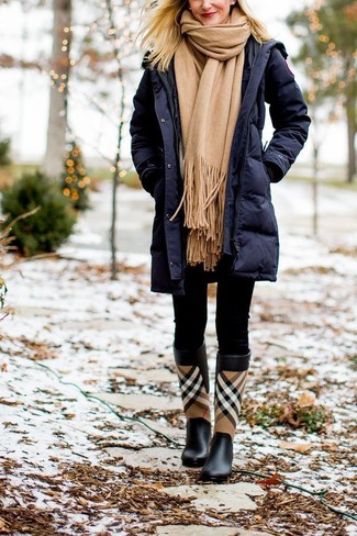 С чем носить светло-коричневый шарф в 30 лет женщине: Темно-синий пуховик и светло-коричневый шарф — замечательная формула для воплощения приятного и функционального наряда. Любительницы смелых сочетаний могут завершить образ черными резиновыми сапогами в шотландскую клетку.