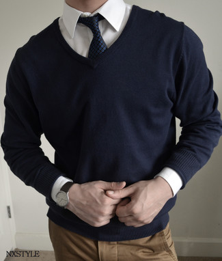 С чем носить темно-синий свитер с v-образным вырезом мужчине: Дуэт темно-синего свитера с v-образным вырезом и светло-коричневых брюк чинос поможет создать необычный мужской лук в расслабленном стиле.