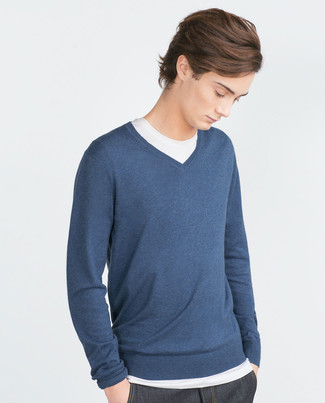 Как носить темно-синий свитер с v-образным вырезом с синими джинсами мужчине: Темно-синий свитер с v-образным вырезом и синие джинсы — must have вещи в арсенале стильного парня.