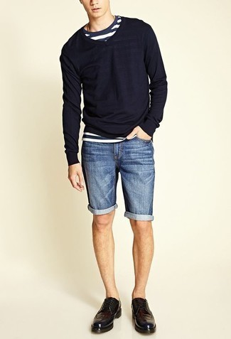 Модный лук: темно-синий свитер с v-образным вырезом, бело-темно-синяя футболка с круглым вырезом в горизонтальную полоску, синие джинсовые шорты, темно-пурпурные кожаные броги