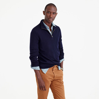 Модный лук: темно-синий свитер с воротником на молнии, голубая рубашка с длинным рукавом из шамбре, табачные брюки чинос