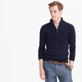 Модный лук: темно-синий свитер с воротником на молнии, серая футболка с круглым вырезом, синие классические брюки, коричневый кожаный плетеный ремень