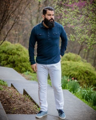 Какие низкие кеды носить с белыми джинсами в 30 лет мужчине в стиле смарт-кэжуал: Темно-синий свитер с воротником поло и белые джинсы — идеальный вариант для офисного лука на каждый день. Создать интересный контраст с остальными составляющими этого ансамбля помогут низкие кеды.