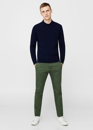 Какие низкие кеды носить с темно-зелеными брюками чинос в 20 лет весна: Темно-синий свитер с воротником поло и темно-зеленые брюки чинос — это тот мужской лук, в котором ты неминуемо будешь ловить на себе дамские взгляды. Такой образ несложно адаптировать к повседневным условиям городской жизни, если надеть в сочетании с ним низкие кеды. Когда зима уходит и сменяется в весеннее время года, мы снимаем с себя тяжелые дубленки и толстые куртки и встает вопрос о том, что носить. Подобный ансамбль поможет тебе найти необходимое вдохновение.