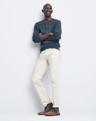 Как носить джинсы с ботинками в 30 лет мужчине весна: Темно-синий свитер с горловиной на пуговицах в сочетании с джинсами позволит выразить твой индивидуальный стиль. Этот образ получает новое прочтение в сочетании с ботинками. Без сомнений, подобный образ будет выглядеть на все сто весной, когда термометры начинают показывать более теплую температуру.