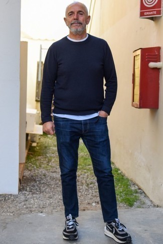 Как носить свитер с круглым вырезом с джинсами за 60 лет мужчине: Комбо из свитера с круглым вырезом и джинсов безусловно будет обращать на себя внимание красивых женщин. Черные кроссовки помогут сделать образ менее формальным.