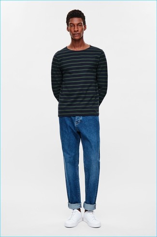 Как носить темно-синие джинсы с белыми кожаными низкими кедами в 20 лет мужчине: Темно-синий свитер с круглым вырезом в горизонтальную полоску в паре с темно-синими джинсами — хорошая идея для воплощения мужского лука в стиле business casual. Белые кожаные низкие кеды — отличный выбор, чтобы завершить лук.