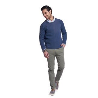 Модный лук: темно-синий свитер с круглым вырезом, голубая рубашка с длинным рукавом в вертикальную полоску, серые брюки чинос, серые низкие кеды из плотной ткани