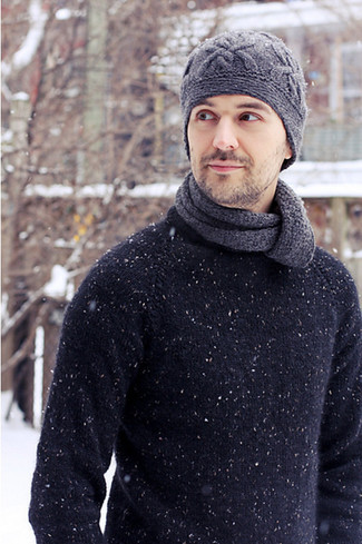 С чем носить серый шарф мужчине: Если у тебя планируется суматошный день, сочетание темно-синего свитера с круглым вырезом и серого шарфа позволит создать функциональный ансамбль в непринужденном стиле.