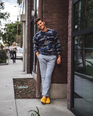 С чем носить синий свитер с круглым вырезом с камуфляжным принтом в 20 лет мужчине: Практичное сочетание синего свитера с круглым вырезом с камуфляжным принтом и серых брюк чинос позволит выразить твою индивидуальность и выгодно выделиться из толпы. Если ты не боишься сочетать в своих образах разные стили, из обуви можешь надеть желтые замшевые лоферы.