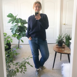 С чем носить серебряные кеды за 40 лет женщине: Темно-синий свитер с круглым вырезом и синие джинсы-бойфренды — стильный выбор девчонок, которые всегда в движении. Нравится рисковать? Тогда дополни образ серебряными кедами.