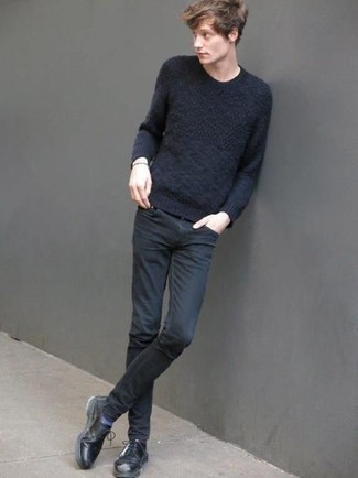 С чем носить темно-серые джинсы в 20 лет мужчине: Темно-синий свитер с круглым вырезом и темно-серые джинсы — великолепный выбор, если ты хочешь создать лёгкий, но в то же время стильный мужской ансамбль. Разнообразить лук и добавить в него немного классики помогут черные кожаные туфли дерби.