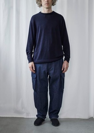 Модный лук: темно-синий свитер с круглым вырезом, темно-синие брюки карго, черные кроссовки
