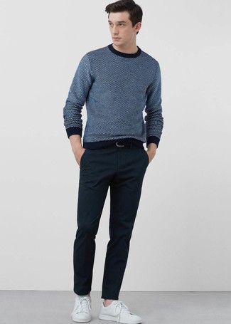 Модный лук: темно-синий свитер с круглым вырезом, темно-синие брюки чинос, белые кожаные низкие кеды, черный кожаный ремень