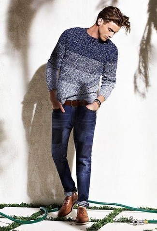 Модный лук: темно-синий омбре свитер с круглым вырезом, темно-синие джинсы, коричневые кожаные броги, темно-коричневый кожаный ремень