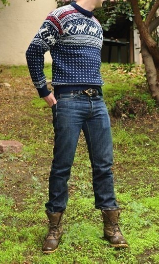 С чем носить коричневый зимние ботинки мужчине: Темно-синий свитер с круглым вырезом с жаккардовым узором идеально гармонирует с темно-синими джинсами. Такой лук несложно адаптировать к повседневным реалиям, если надеть в сочетании с ним коричневый зимние ботинки.