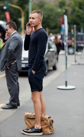 Какие шорты носить с черными брогами в 20 лет: Темно-синий свитер с круглым вырезом и шорты — отличный образ, если ты ищешь простой, но в то же время модный мужской образ. Черные броги добавят луку нотки классики.