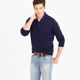 Какие свитера с отложным воротником носить с голубыми джинсами: Свитер с отложным воротником и голубые джинсы — прекрасный выбор, если ты ищешь расслабленный, но в то же время модный мужской образ.