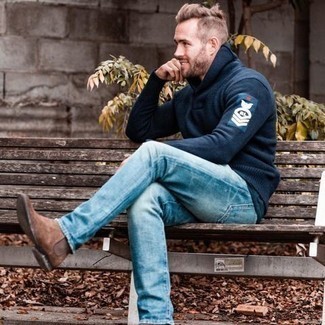 Какие джинсы носить с темно-синим свитером с отложным воротником в теплую погоду: Если превыше всего ты ценишь комфорт и практичность, тебе понравится такое сочетание темно-синего свитера с отложным воротником и джинсов. В сочетании с светло-коричневыми замшевыми ботинками челси такой лук смотрится особенно удачно.