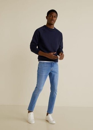 Какие футболки с круглым вырезом носить с голубыми зауженными джинсами в 20 лет мужчине: Если в одежде ты делаешь ставку на комфорт и практичность, футболка с круглым вырезом и голубые зауженные джинсы — прекрасный выбор для привлекательного повседневного мужского лука. Если тебе нравится смешивать в своих образах разные стили, на ноги можно надеть белые низкие кеды из плотной ткани.