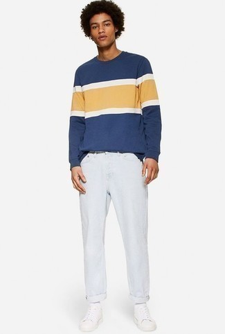 С чем носить синий свитшот мужчине: Комбо из синего свитшота и белых джинсов — великолепный вариант для создания мужского образа в стиле business casual. Белые кожаные низкие кеды — идеальный вариант, чтобы завершить образ.