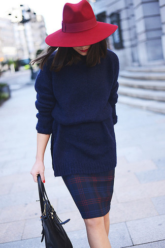 С чем носить красную шерстяную шляпу женщине: Темно-синий свободный свитер и красная шерстяная шляпа — беспроигрышный вариант для активного выходного дня.