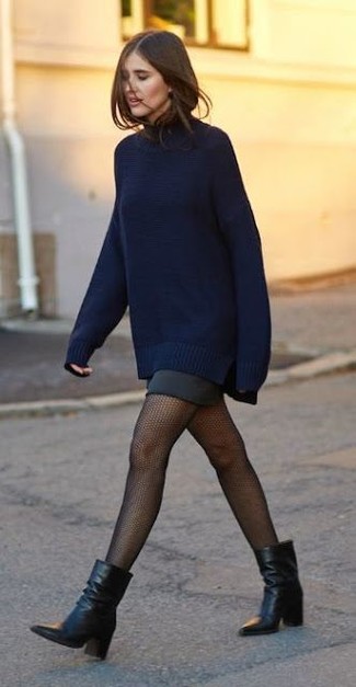 С чем носить черные кожаные ботинки женщине: Темно-синий свободный свитер и черная мини-юбка — превосходная формула для воплощения модного и незамысловатого ансамбля. Ты можешь легко адаптировать такой наряд к повседневным делам, надев черными кожаными ботинками.