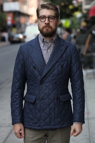 Как носить темно-синий пиджак с серыми классическими брюками в 30 лет мужчине: Темно-синий пиджак в паре с серыми классическими брюками поможет создать модный и привлекательный образ.