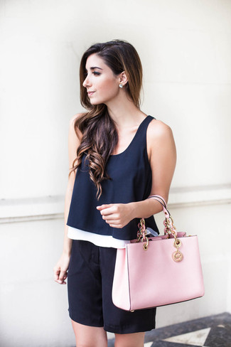 Модный лук: темно-синий топ без рукавов, черные шелковые шорты-бермуды, розовая кожаная большая сумка
