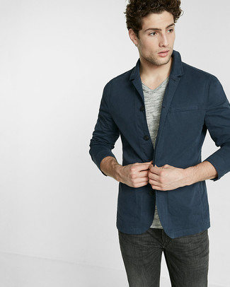 Какие пиджаки носить с серой футболкой с v-образным вырезом в 20 лет мужчине: Пиджак и серая футболка с v-образным вырезом — обязательные вещи в гардеробе стильного мужчины.
