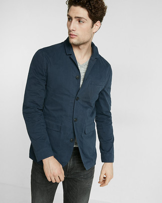 С чем носить темно-синий хлопковый пиджак мужчине лето: Если ты приписываешь себя к той редкой категории джентльменов, неплохо ориентирующихся в том, что стильно, а что нет, тебе придется по вкусу ансамбль из темно-синего хлопкового пиджака и черных джинсов. Однозначно, такое сочетание как нельзя лучше подойдет для жаркой летней погоды.