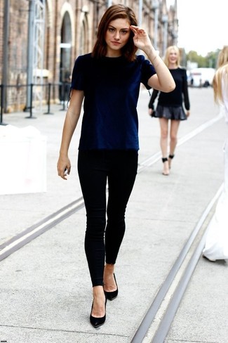 Сочетание темно-синей бархатной футболки с круглым вырезом и черных джинсов скинни смотрится бесподобно, согласна? Очень уместно здесь будут смотреться черные кожаные туфли.