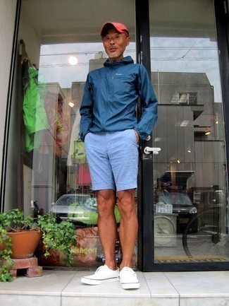 Какие низкие кеды носить с бирюзовыми шортами за 50 лет мужчине: Тандем темно-синей ветровки и бирюзовых шорт позволит составить нескучный мужской образ в повседневном стиле. Пара низких кед свяжет лук воедино.