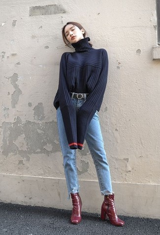 С чем носить бирюзовые джинсы в 30 лет женщине в стиле смарт-кэжуал: Дуэт темно-синей вязаной водолазки и бирюзовых джинсов позволит выглядеть аккуратно, но при этом подчеркнуть твой индивидуальный стиль. Темно-красные кожаные ботильоны — хороший вариант, чтобы дополнить лук.
