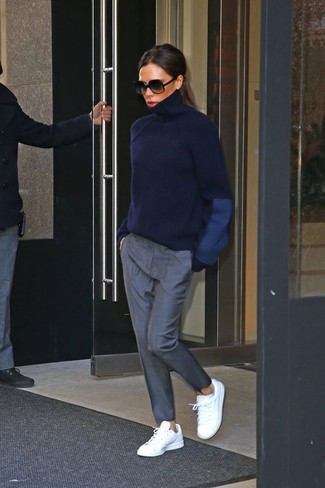 С чем носить синий свитер женщине: Тандем синего свитера и серых брюк-галифе поможет воплотить в твоем образе современный городской стиль. Весьма выигрышно здесь смотрятся белые кожаные низкие кеды.