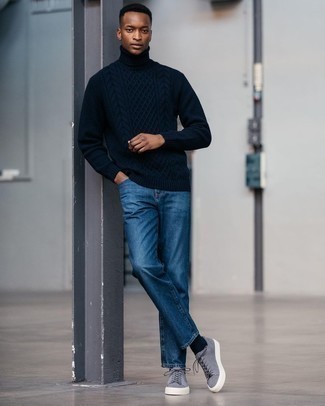 С чем носить серые замшевые низкие кеды в 30 лет мужчине в теплую погоду: Лук из темно-синей шерстяной вязаной водолазки и синих джинсов вдохновляет на проявление своей индивидуальности. Что до обуви, серые замшевые низкие кеды — наиболее удачный вариант.