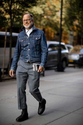 Модный лук: темно-синяя джинсовая куртка, белая рубашка с длинным рукавом, серые шерстяные классические брюки, черные кожаные ботинки броги