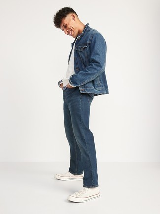 Как носить джинсы с джинсовой курткой мужчине: Джинсовая куртка и джинсы — великолепный выбор, если ты ищешь расслабленный, но в то же время стильный мужской лук. Заверши лук белыми высокими кедами из плотной ткани, если не хочешь, чтобы он получился слишком консервативным.