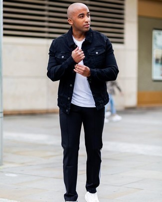 С чем носить черные спортивные штаны мужчине в теплую погоду: Сочетание темно-синей джинсовой куртки и черных спортивных штанов — превосходная идея для воплощения мужского образа в стиле смарт-кэжуал. Вкупе с этим ансамблем идеально смотрятся бело-черные кожаные низкие кеды.
